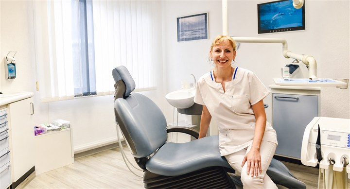 Dr. Monique Winkler im Behandlungsraum
