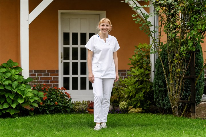 Dr. Monique Winkler im Praxisgarten